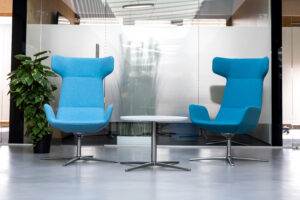 zwei blaue Sessel mit rundem kleinen Tisch